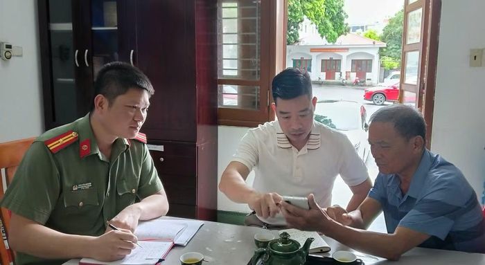 Lãnh đạo Công an đặc khu và người dân trao đổi với PV Báo Công an nhân dân về công tác chuyển đổi số trên địa bàn đặc khu Vân Đồn đã mang lại nhiều tiện ích cho Nhân dân.