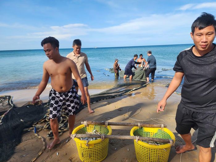 Ngư dân Đặc khu Phú Quốc ra khơi bám biển, thu hoạch hải sản.