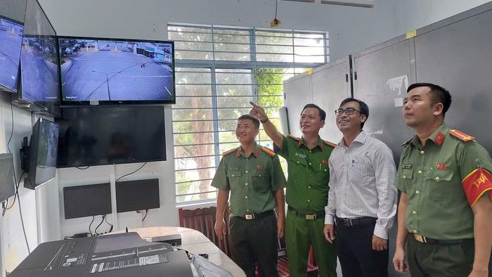 Ông Nguyễn Thái Bình, Chủ tịch UBND xã Mỹ Hiệp kiểm tra hệ thống Camera an ninh.
