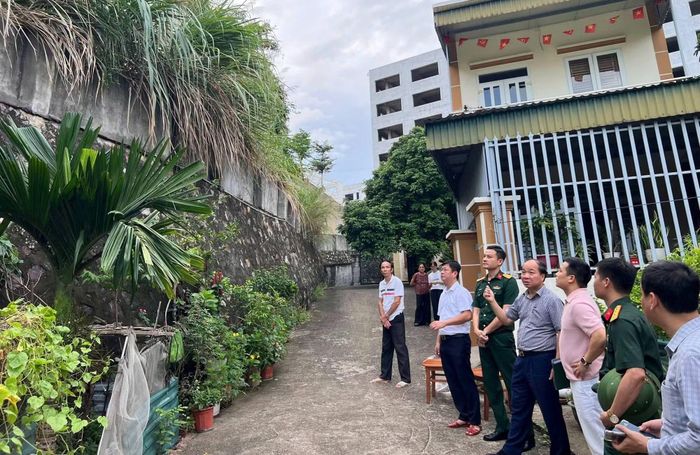 Lãnh đạo phường Bãi Cháy (Quảng Ninh) kiểm tra các tuyến kè chống sạt lở trên địa bàn.