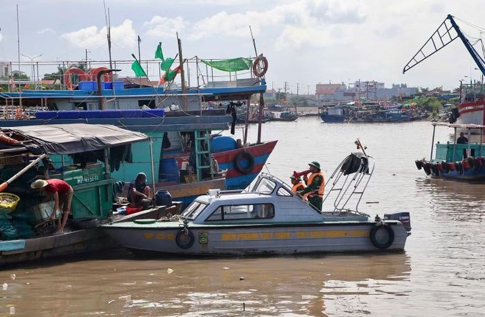 Lực lượng chức năng đặc khu Cô Tô tuyên truyền, hướng dẫn ngư dân di chuyển phương tiện về nơi tránh trú an toàn.