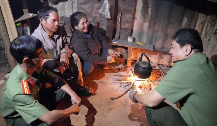 Cán bộ an ninh tuyên truyền, chỉ ra những việc làm sai trái đối với gia đình ông Siu Hyắt.