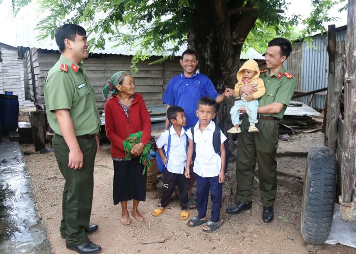 Cán bộ, chiến sĩ Phòng An ninh điều tra Công an Gia Lai đến tận buôn làng xa xôi để vận động quần chúng nhân dân.