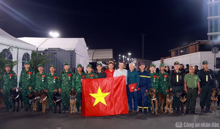  Đoàn Cứu nạn, cứu hộ Việt Nam cùng Đại sứ Vũ Trung Mỹ và Đại sứ các nước. 