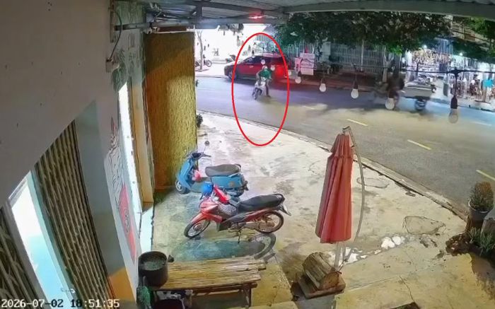 Sau khi gây án, đối tượng nhanh chân lên xe tẩu thoát.