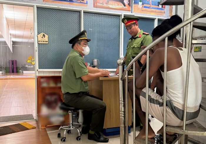 Công an phường kiểm tra người nước ngoài tạm trú trên địa bàn.