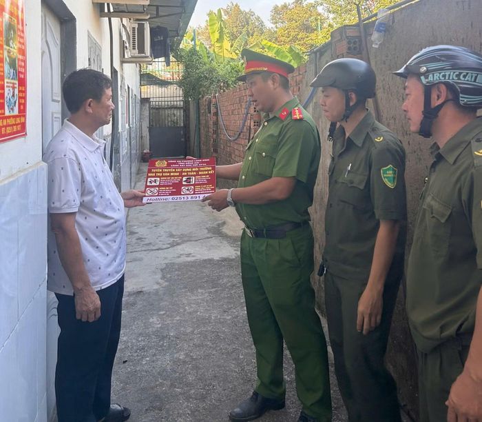 CSKV và lực lượng an ninh cơ sở tuyên truyền xây dựng "Nhà trọ văn minh - An toàn - Đoàn kết".