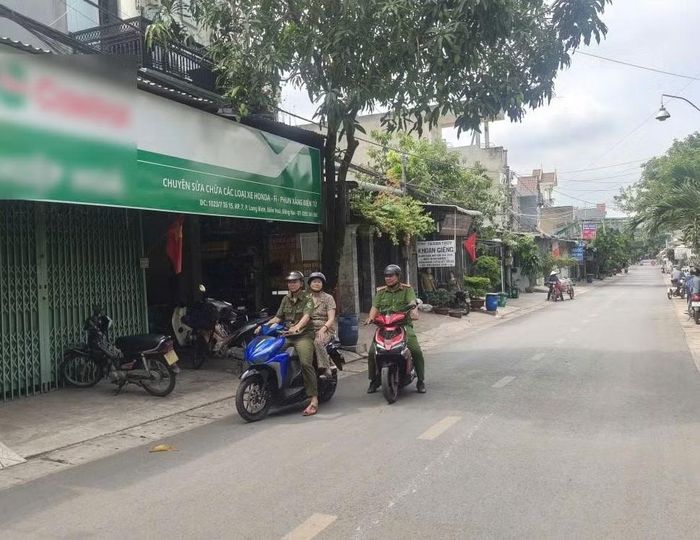 CSKV và An ninh cơ sở đưa người lớn tuổi đi làm CCCD.