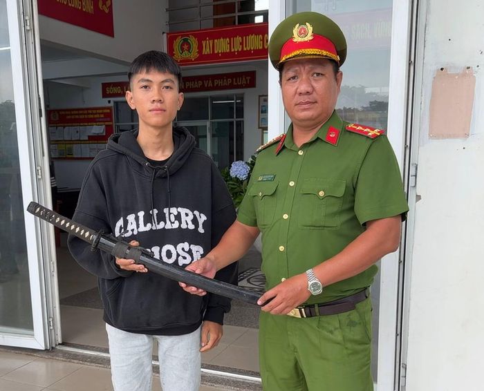 Người dân giao nộp vũ khí nguy hiểm cho Công an phường.