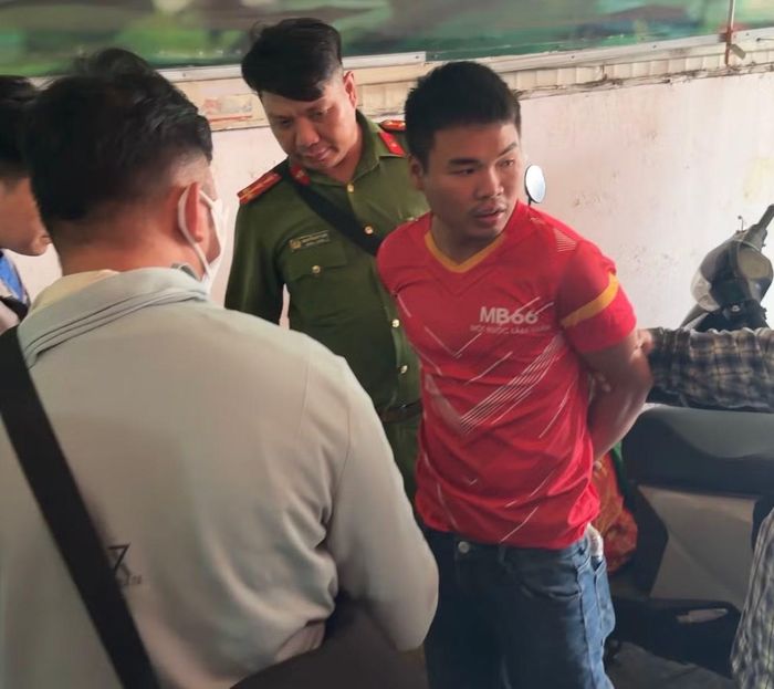 Công an phường Long Bình phối hợp với các lực lượng chức năng bắt giữ đối tượng cướp tài sản Đinh Minh Đoàn.