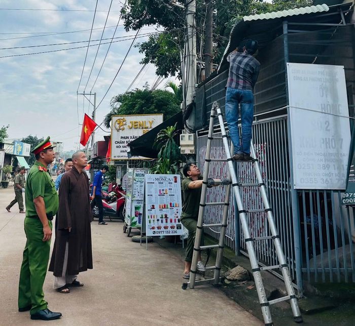 Công an phường phối hợp với Thiền viện Trúc lâm Nhật Quang vận động người dân lắp camera giám sát ANTT.