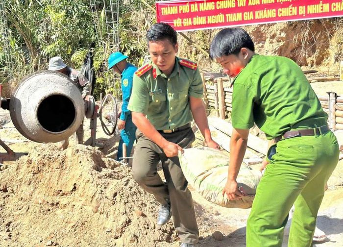 Công an xã Sông Kôn tham gia hỗ trợ xây dựng nhà ở cho hộ ông Alăng Ke tại tổ Aram I, thôn Ra Nuối.
