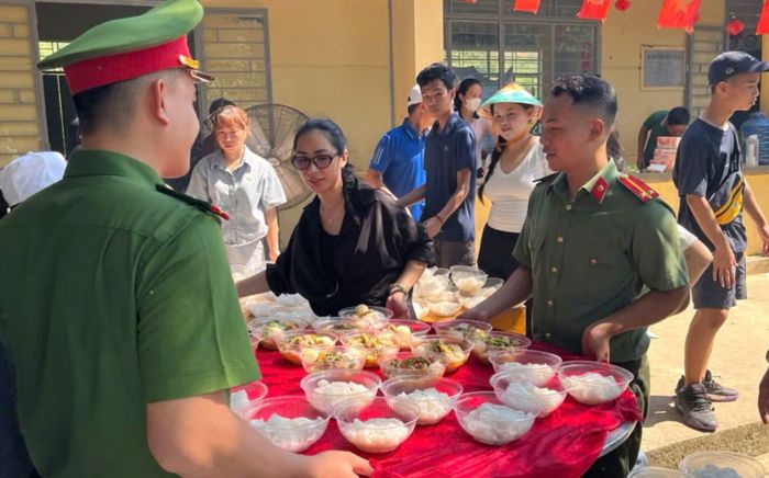 Cán bộ Tuổi trẻ Công an xã Sông Kôn tích cực tham gia chương trình “Nấu ăn cho em” tại tổ Zà Há, thôn Ra Nuối.