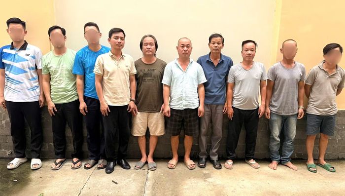 Nhóm đối tượng bị Công an Đà Nẵng tạm giữ hoặc triệu tập làm việc về hành vi đánh bạc, tổ chức đánh bạc.