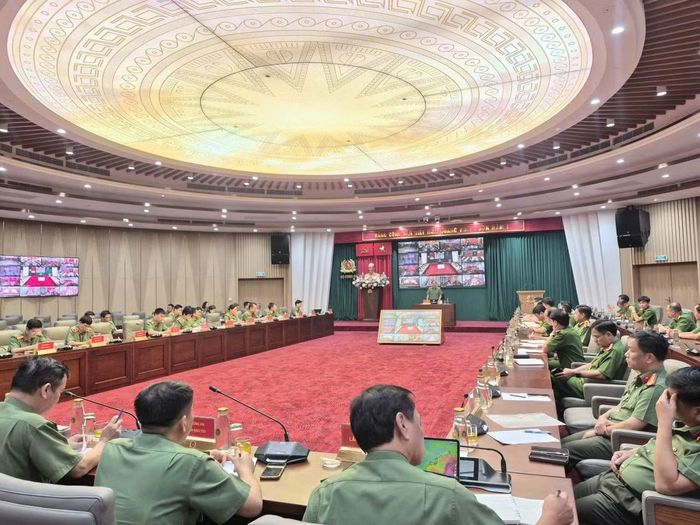Thành viên Ban Chi huy Phòng thủ dân sự Bộ Công an tham dự trực tiếp tại điểm cầu Bộ Công an.
