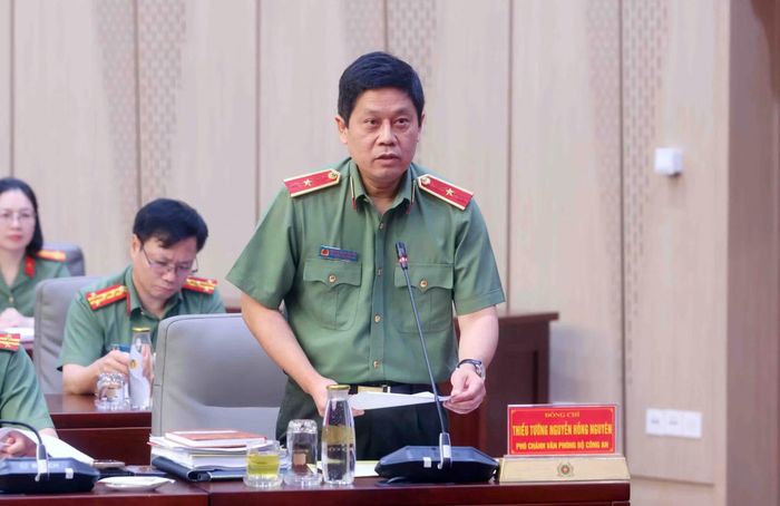 Thiếu tướng Nguyễn Hồng Nguyên, Phó Chánh Văn phòng Bộ Công an, Phó trưởng Ban thường trực Ban chỉ huy Phòng thủ dân sự Bộ Công an báo cáo tại hội nghị.