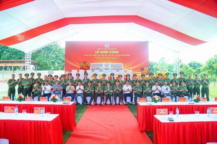 Đại biểu chụp ảnh lưu niệm tại lễ khởi công dự án.