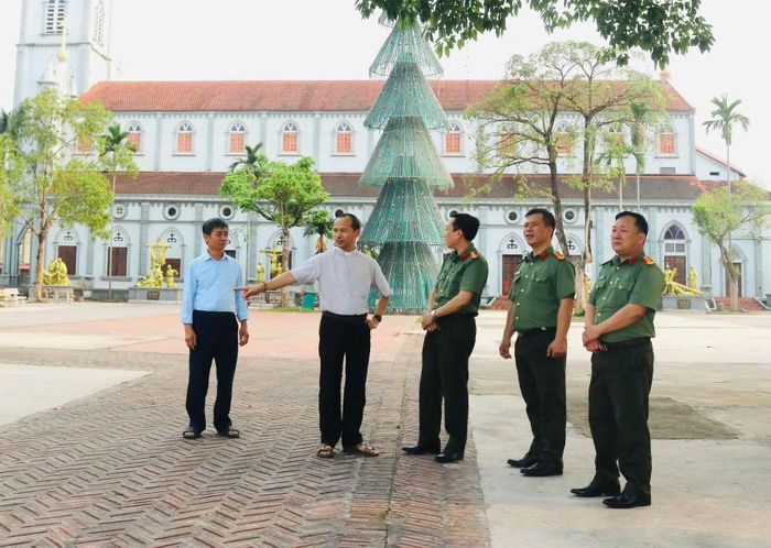 Cán bộ Phòng An ninh nội địa, Công an tỉnh Thái Nguyên nắm tình hình trong Công giáo.