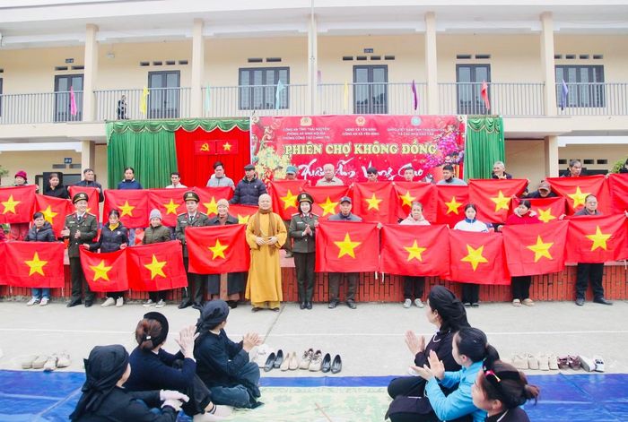 Phòng An ninh nội địa, Công an tỉnh Thái Nguyên phối hợp tổ chức chương trình gian hàng 0 đồng, tặng quà, cờ Tổ quốc cho đồng bào dân tộc thiểu số.