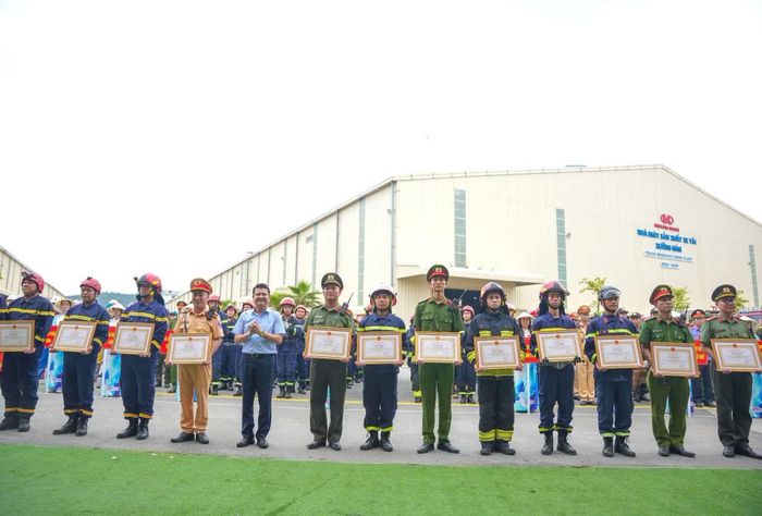 Tặng Bằng khen của UBND TP Huế cho các tập thể, cá nhân có thành tích xuất sắc tham gia thực tập.