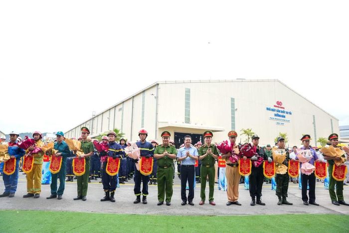 Ban Tổ chức tặng hoa và cờ lưu niệm cho các đơn vị tham gia thực tập phương án chữa cháy và cứu nạn cứu hộ.