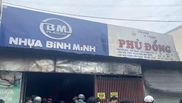 Kho hàng ống nhựa của Công ty TNHH Phù Đổng - nơi xảy ra hỏa hoạn.