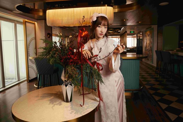 Idol Nation tạo dáng cùng tà áo dài Việt Nam.