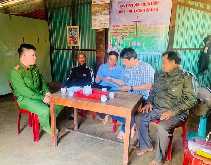 Công an tỉnh Gia Lai đến tận nhà thăm bà con dân tộc thiểu số.