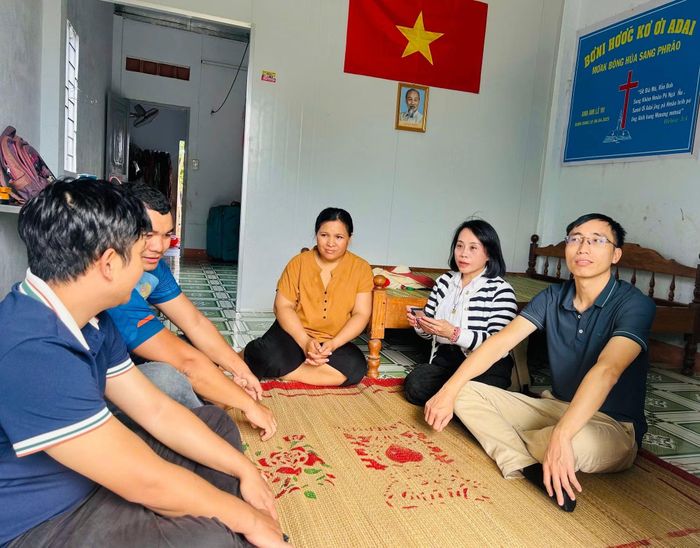 Chị Rơ Âu H Hra trò chuyện với phóng viên Báo CAND.