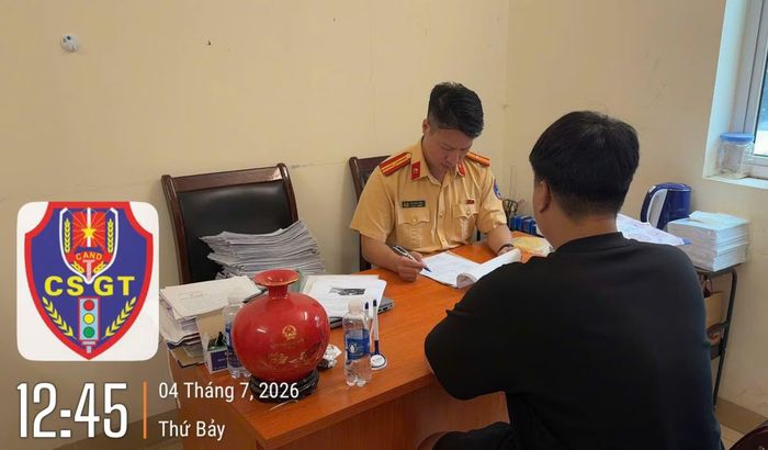 CSGT làm việc với người vi phạm.