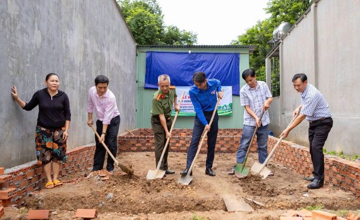 Khởi công xây dựng căn nhà tình nghĩa cho bà Nguyễn Thị Cương.
