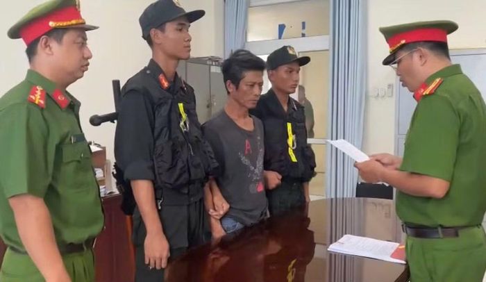 Cán bộ điều tra tống đạt quyết định tố tụng đối với Đặng Văn Dùng.