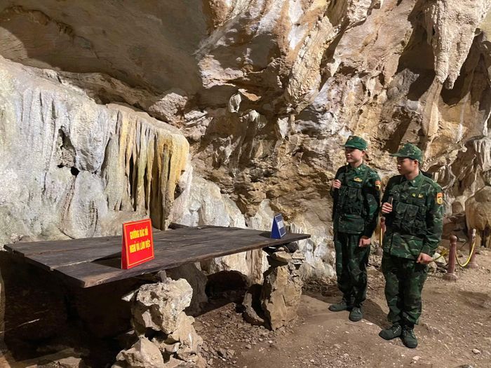 Tấm phản trong hang Cốc Bó, nơi Bác Hồ nằm nghỉ ngơi.
