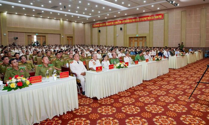 Các đại biểu, CBCS lực lượng An ninh Công an TP Huế qua các thời kỳ tham dự lễ kỷ niệm.