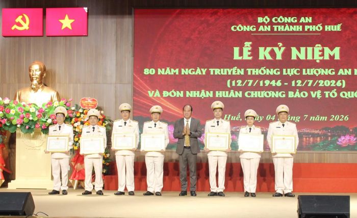 Đồng chí Nguyễn Văn Mạnh, Phó Chủ tịch UBND TP Huế trao Bằng khen cho các tập thể thuộc Công an TP Huế.