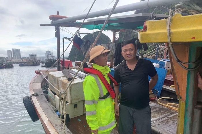 Cảnh sát đường thủy Quảng Ninh đến từng phương tiện ngư vận động, hướng dẫn ngư dân.