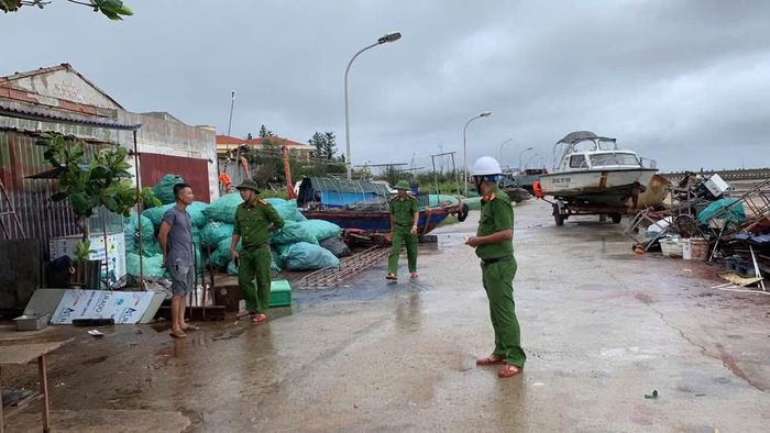 Công an đặc khu Bạch Long Vỹ kiểm tra vật tư phòng, chống bão.