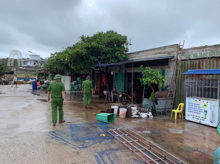 Với phương châm "đi từng ngõ, gõ từng nhà", Công an đặc khu Bạch Long Vỹ (Hải Phòng) vận động người dân trên đảo chủ động phòng, chống bão số 1.