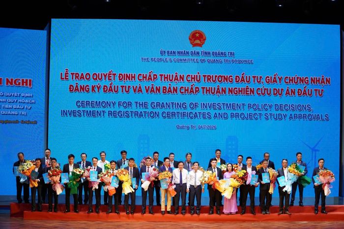Lãnh đạo tỉnh Quảng Trị trao quyết định chủ trương đầu tư, giấy chứng nhận đăng ký đầu tư cho các doanh nghiệp.