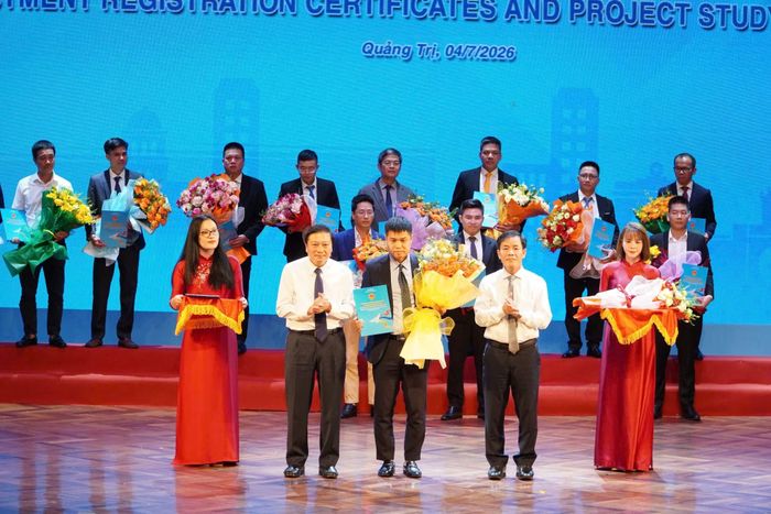 Lãnh đạo tỉnh Quảng Trị trao quyết định chủ trương đầu tư, giấy chứng nhận đăng ký đầu tư cho các doanh nghiệp.