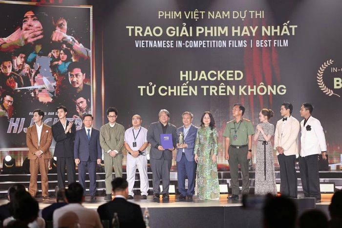 Trung tướng Đỗ Triệu Phong, Cục trưởng Cục Truyền thông Công an nhân dân cùng đoàn làm phim "Tử chiến trên không" nhận giải Phim Việt Nam hay nhất tại Liên hoan.