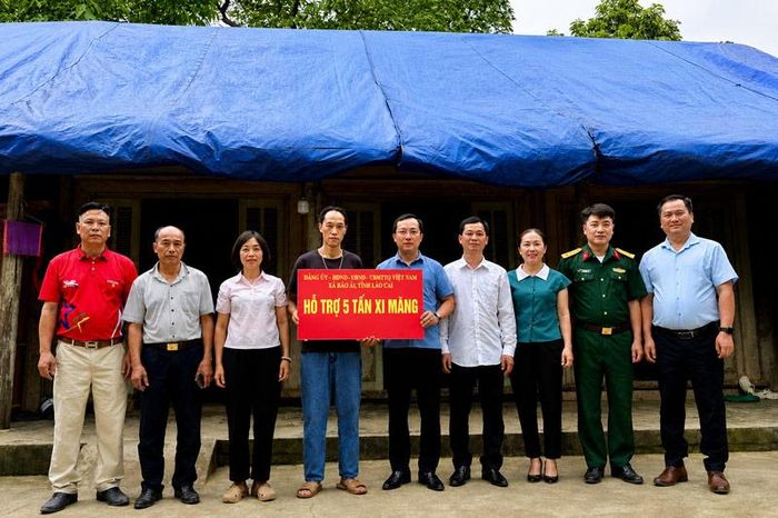 Hỗ trợ xi măng xây nhà cho thân nhân người hoạt động kháng chiến bị nhiễm chất độc hóa học ở Lào Cai. Ảnh: CTV