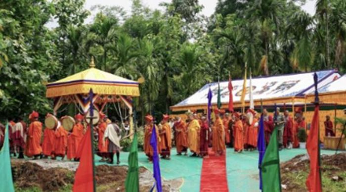 Các vị lopon cấp cao của Zhung Dratshang, cơ quan tu viện trung ương của Bhutantiến hành nghi lễ salhang tendrel , hay lễ động thổ, cho 108 tháp chorten vào ngày 16 tháng 6. Nguồn: dailybhutan.com