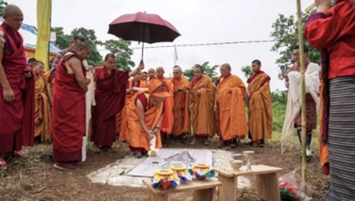 Các vị lopon cấp cao của Zhung Dratshang, cơ quan tu viện trung ương của Bhutantiến hành nghi lễ salhang tendrel , hay lễ động thổ, cho 108 tháp chorten vào ngày 16 tháng 6. Nguồn: dailybhutan.com