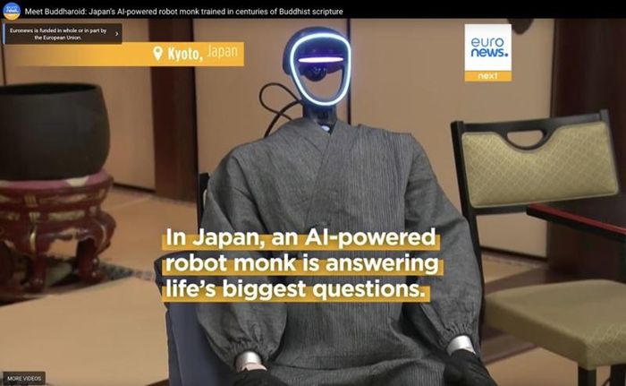 Ảnh chụp màn hình từ video YouTube "Gặp gỡ Buddharoid: Nhà sư robot được trang bị trí tuệ nhân tạo của Nhật Bản, được đào tạo qua hàng thế kỷ kinh điển Phật giáo" về Buddharoid.