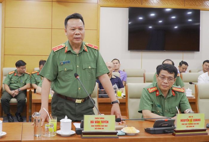 Thiếu tướng Hà Văn Tuyên, Cục trưởng Cục Quản lý xây dựng và doanh trại, Bộ Công an phát biểu tại buổi làm việc.