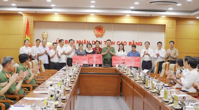 Cục Quản lý xây dựng và doanh trại, Bộ Công an và các doanh nghiệp hỗ trợ các phần quà an sinh xã hội cho các đơn vị trên địa bàn tỉnh.