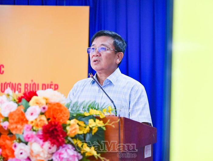 Phó Giám đốc Sở Dân tộc và Tôn giáo Dương Minh Vũ báo cáo tổng kết.