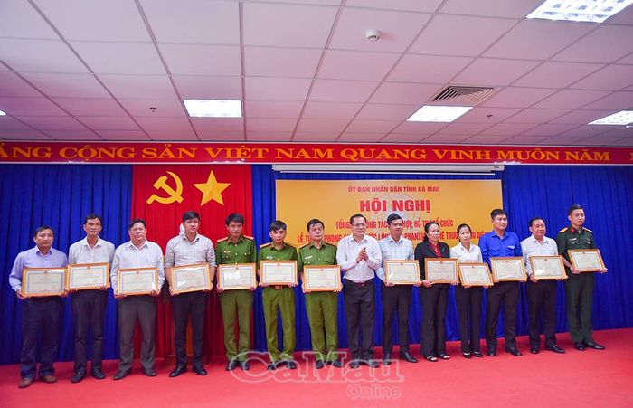 Phó Chủ tịch UBND tỉnh Ngô Vũ Thăng trao tặng Bằng khen của Chủ tịch UBND tỉnh cho các cá nhân.