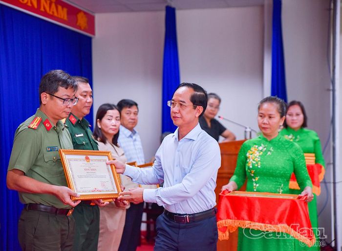 Phó Bí thư Tỉnh ủy Hồ Thanh Thủy trao tặng Bằng khen của Chủ tịch UBND tỉnh cho các tập thể.